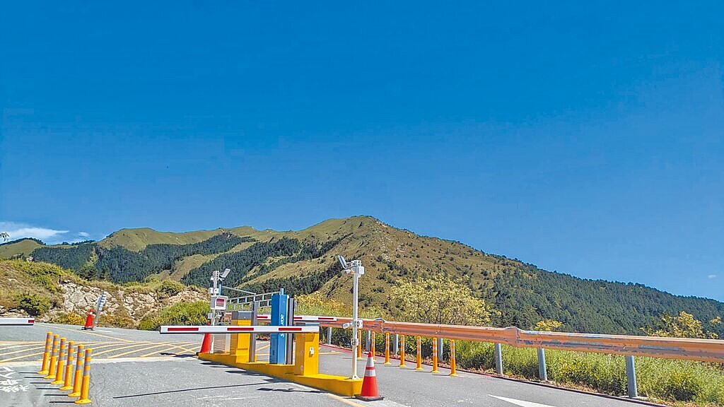 太魯閣國家公園管理處修訂園區禁止事項，包含未依規定停放車輛，燃放煙火、烤肉等罰鍰都提高。圖為合歡山小風口停車場。圖／太魯閣國家公園管理處提供
