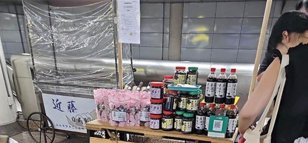 有民眾指出捷運站內的攤車商品未標示價格,北市議員陳重文認為,連價格標示這種基本消保要求都無法落實,難保未來不會有更多消費爭議。圖/台北市議員陳重文提供