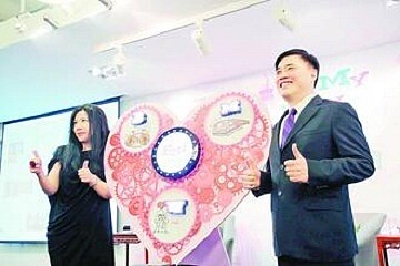 台北市長郝龍斌（右）與陳文茜在香港出席國際旅遊展。（中新社提供）