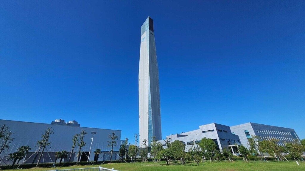 位於通力電梯中國崑山工業園區內,亦是全球最高的高速電梯測試塔之一。圖/朱福山