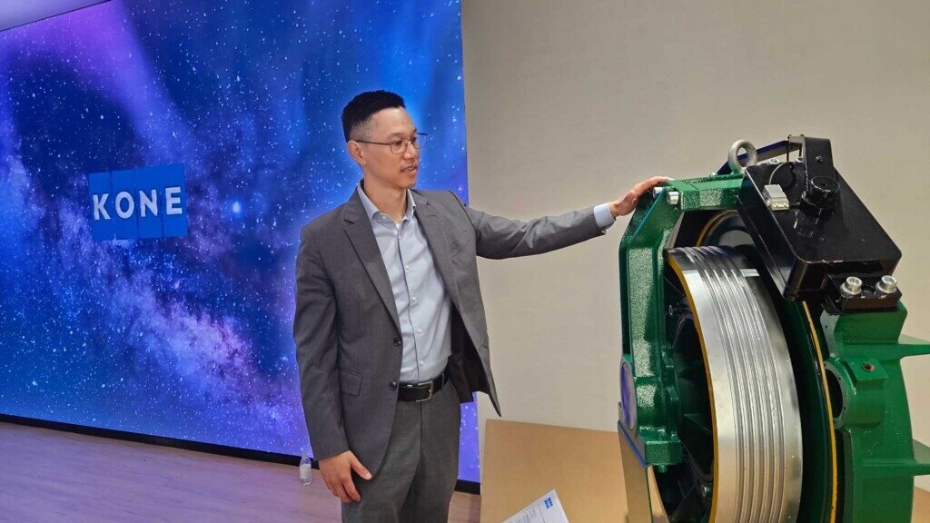 通力拿下全球各國超高大樓指標性專案,例如台北雙星大樓、馬來西亞Merdeka 118、沙烏地阿拉伯吉達塔,很大關鍵在其不斷優化的馬達,圖為劉繼然與NMX18馬達。圖/朱福山