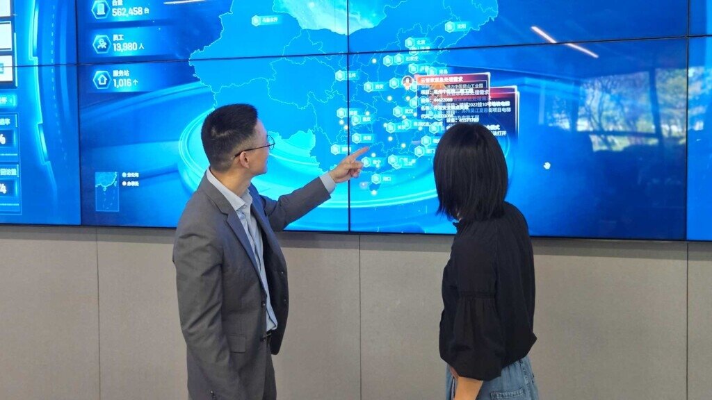 劉繼然(圖左)解說崑山24/7智慧維保服務的數位化面板。圖/朱福山