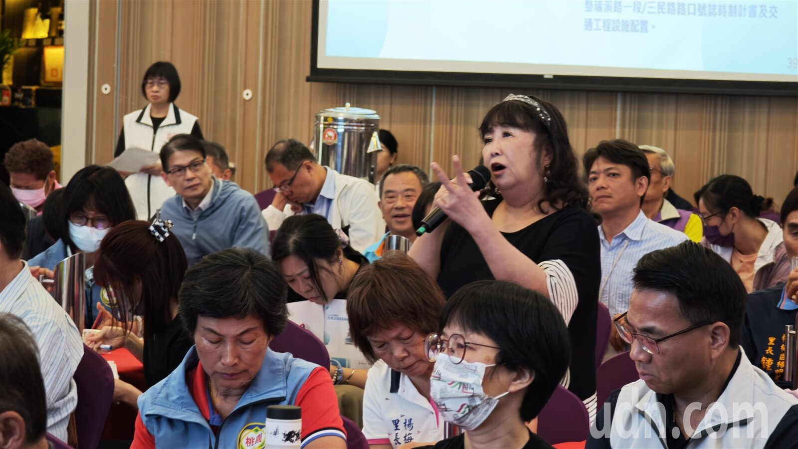 楊梅區里長彭慧蓮反映金溪里三民路要接中山北路(台1線),尖峰時間綠燈的時候只能2到4輛車通過,回堵嚴重。記者鄭國樑/攝影