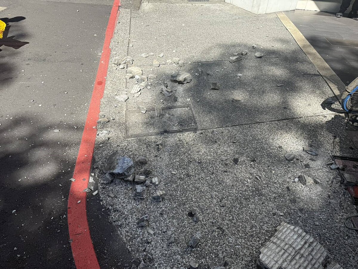 新北市永和路2段捷運頂溪站2號出口旁大樓，外牆突然發生磁磚掉落，嚇壞路過民眾，所幸無人受傷。圖／記者王長鼎翻攝
