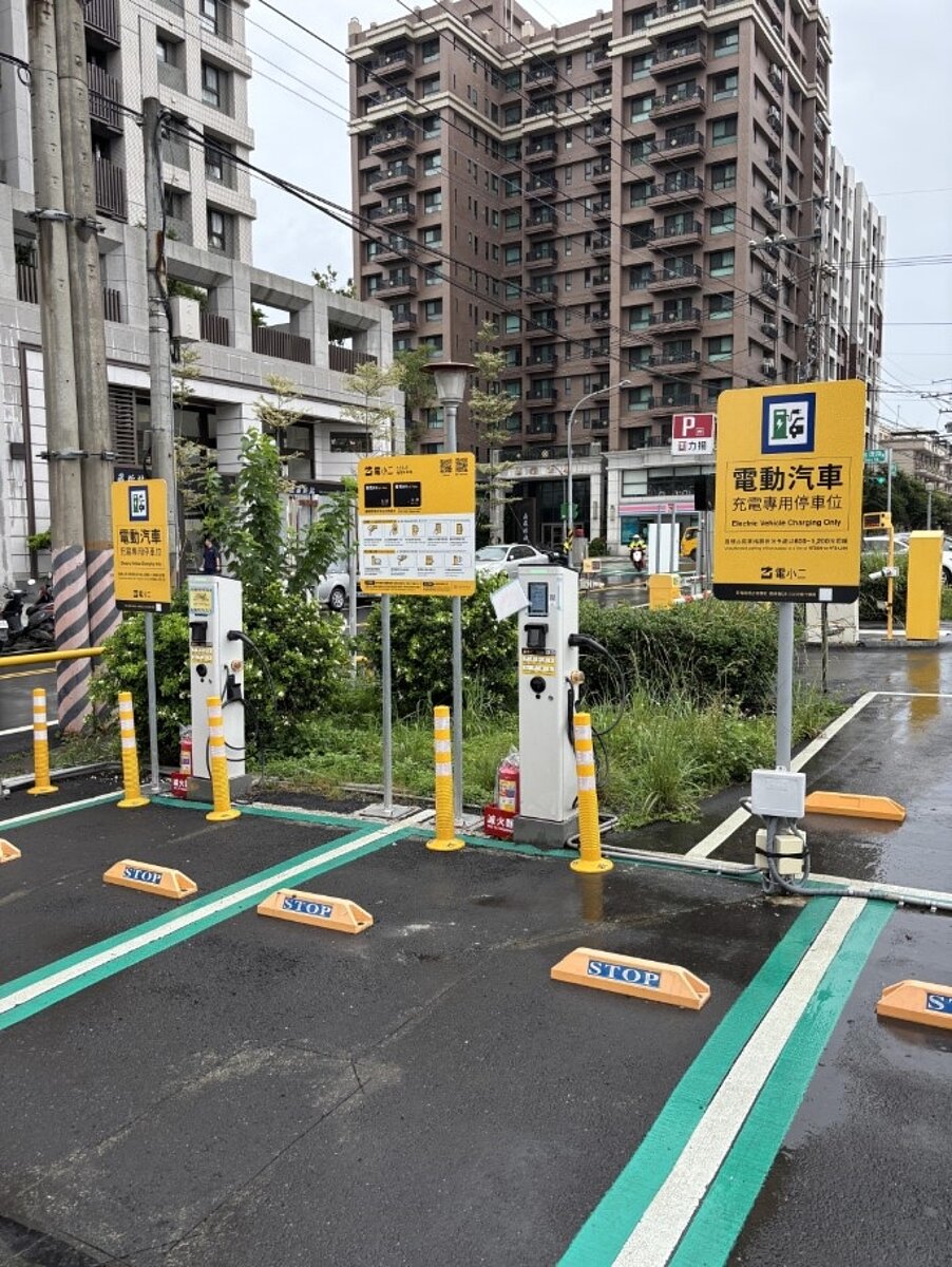 桃園市交通局在154處公有停車場，新建858槍快慢充充電樁，9月起首波26處共71槍慢充充電樁營運啟用，快充預計11月啟用。圖／桃園市交通局提供
