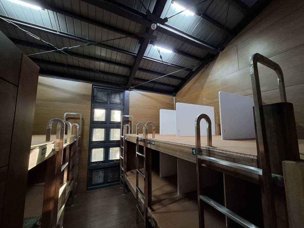 觀高山屋今年4月試營運，寢室還設置隔板，減少山友相互干擾。圖／玉管處提供
