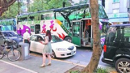 國父紀念館旁的光復南路，每天都有大型遊覽車停靠供遊客上下車，甚至並排停車，危害行人及光復國小學童安全。
圖／市議員許淑華提供