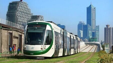 高雄取得容積的低價時代,正上演「終結三部曲」,「新制」明年將全面適用到高雄捷運、輕軌及鐵路地下化等所有的軌道站體,屆時,高雄房市取得容積的低價時代全面告終,開發商取得容積成本將大增。圖∕本報資料照片