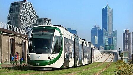 
高雄取得容積的低價時代，正上演「終結三部曲」，「新制」明年將全面適用到高雄捷運、輕軌及鐵路地下化等所有的軌道站體，屆時，高雄房市取得容積的低價時代全面告終，開發商取得容積成本將大增。圖∕本報資料照片
