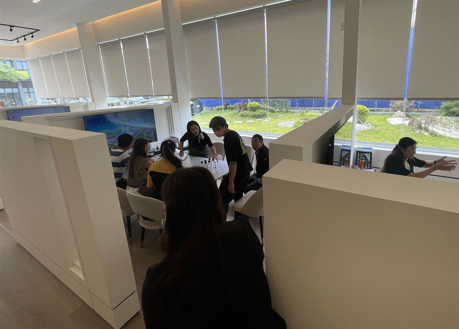 台中海線1預售建案昨開案迎客,2小時就來客4組,接待包廂全滿。記者趙容萱/攝影