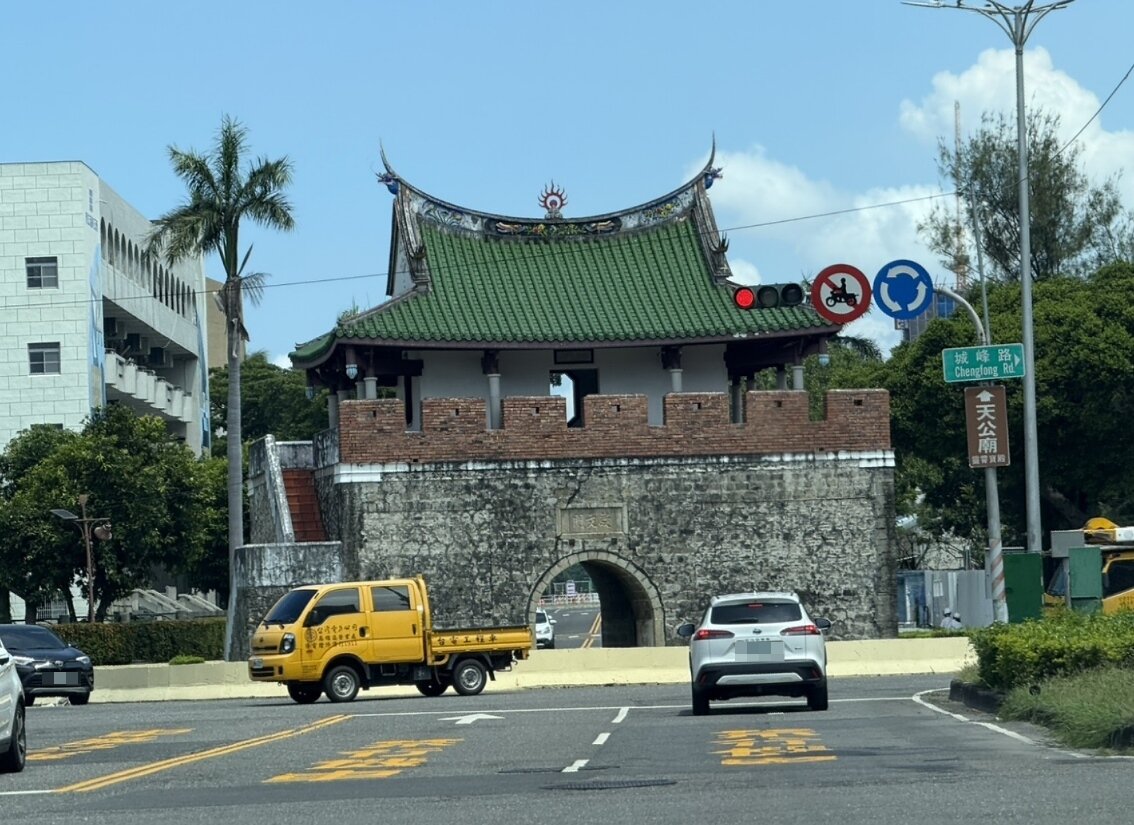 高雄左營舊城南門圓環有6個路口交會,行車動線複雜,市府為改善亂象及配合台17線工程,工務局決議10月拆圓環改為十字路口。記者石秀華/攝影