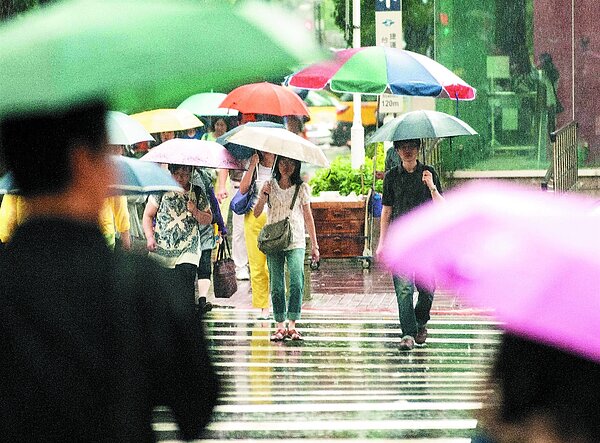 台灣西南方形成熱帶性低氣壓,氣象局表示,不排除可能增強為颱風,民眾要注意提防豪大雨。 報系資料照