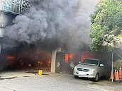 大火狂燒！中元普渡強風吹焚燒金紙　十分老街鐵路旁倉庫竄火舌