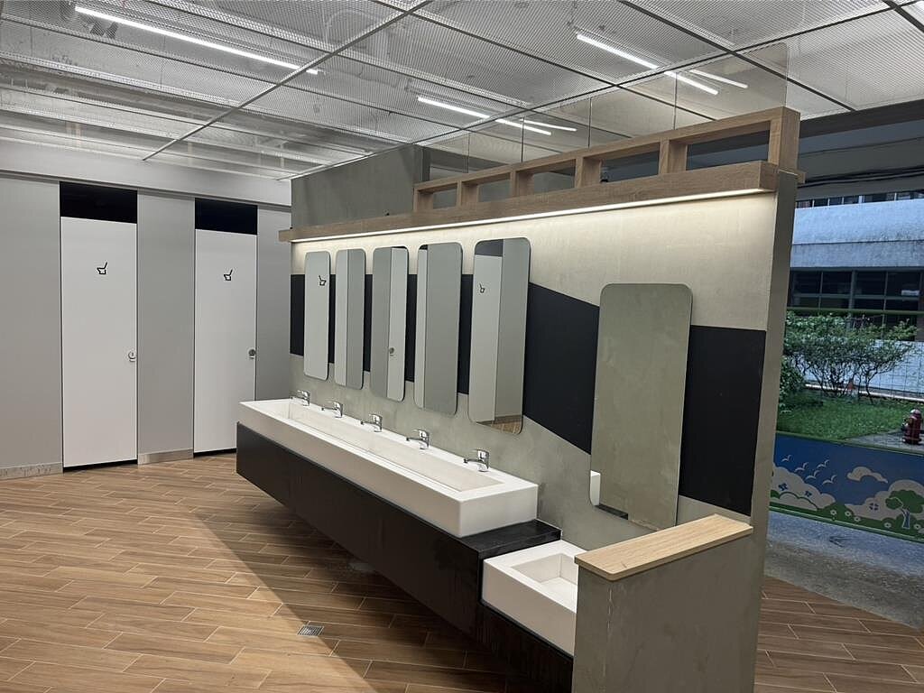 基隆市政府積極提升學校校舍的安全與環境,向中央爭取補助,市府將斥資1.1億元展開全市33間國中小的老舊廁所改善工程。圖為在教育部上波補助下,已完工的學校廁所。圖/基隆市政府提供