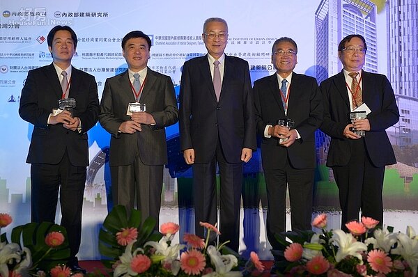 2014卓越建設獎之年度建築人物由將捷集團董事長林長勳獲獎（右2）。（國家卓越建設獎執行委員會提供）