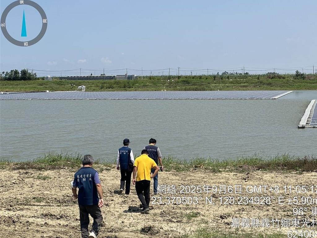 嘉縣環保局及南區環管署人員6日稽查義竹新庄滯洪池光電場廢棄光電板已清除。圖/嘉縣環保局提供