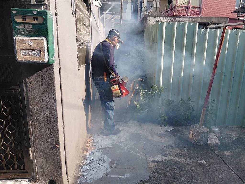 2025年高雄市爆發登革熱本土群聚案，市府防疫團隊持續在警戒區噴藥清消。圖／衛生局提供