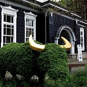 藍屋餐廳為日據時代所興建的洋式一樓木造建築，早年作為管理監獄的辦公室所使用，因外牆漆成藍色，因此獲得「藍屋」的稱號。(好房記者張聖奕/攝影)