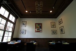 白色的牆壁與棕色的檜木，走入藍屋一股濃濃的懷舊氣氛立即撲面而來。(好房記者張聖奕/攝影)