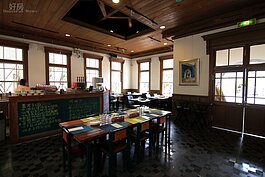 藍屋的內部依舊保留當年日據時代興建時的格局，走入藍屋中還可聞到淡淡的檜木香味。(好房記者張聖奕/攝影)