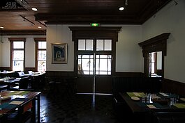 大門上西洋裝飾的門楣依舊保留至今。(好房記者張聖奕/攝影)