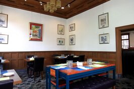當年辦公室如今成為餐廳的一部分，牆壁上掛了許多早年宜蘭的寫真照片，十分的珍貴。(好房記者張聖奕/攝影)