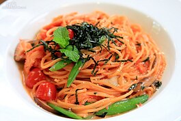 明太子燻鮭魚義大利麵，則是藍屋另外一個招牌餐點。一客要價僅250元，十分的便宜。(好房記者張聖奕/攝影)