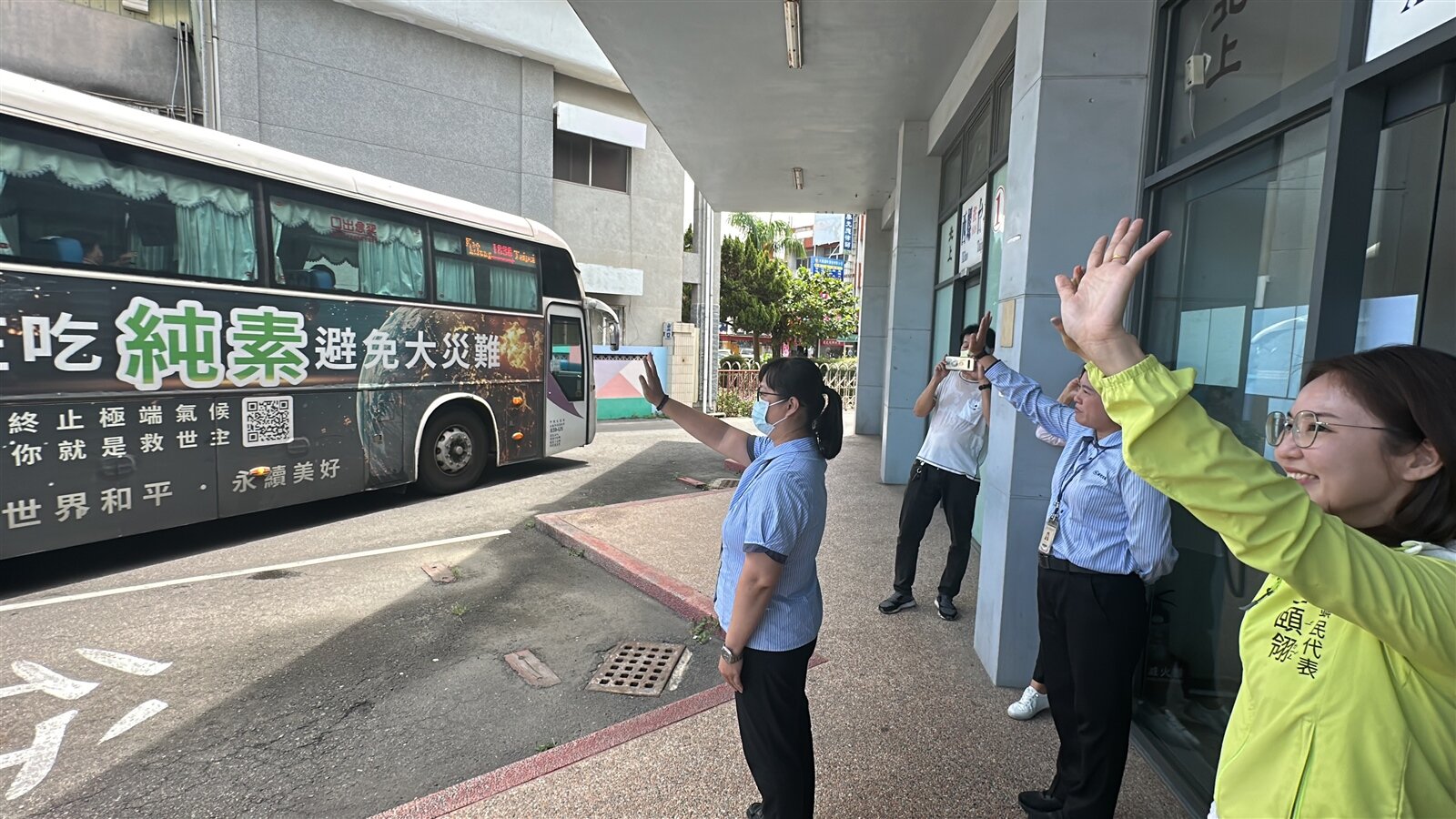 行駛雲林西螺地區長達30餘年的國光客運明起走入歷史,今天最後一天班車離站,地方人士和站務人員揮手向國光說再見,每個人心中均感不捨。記者蔡維斌/攝影