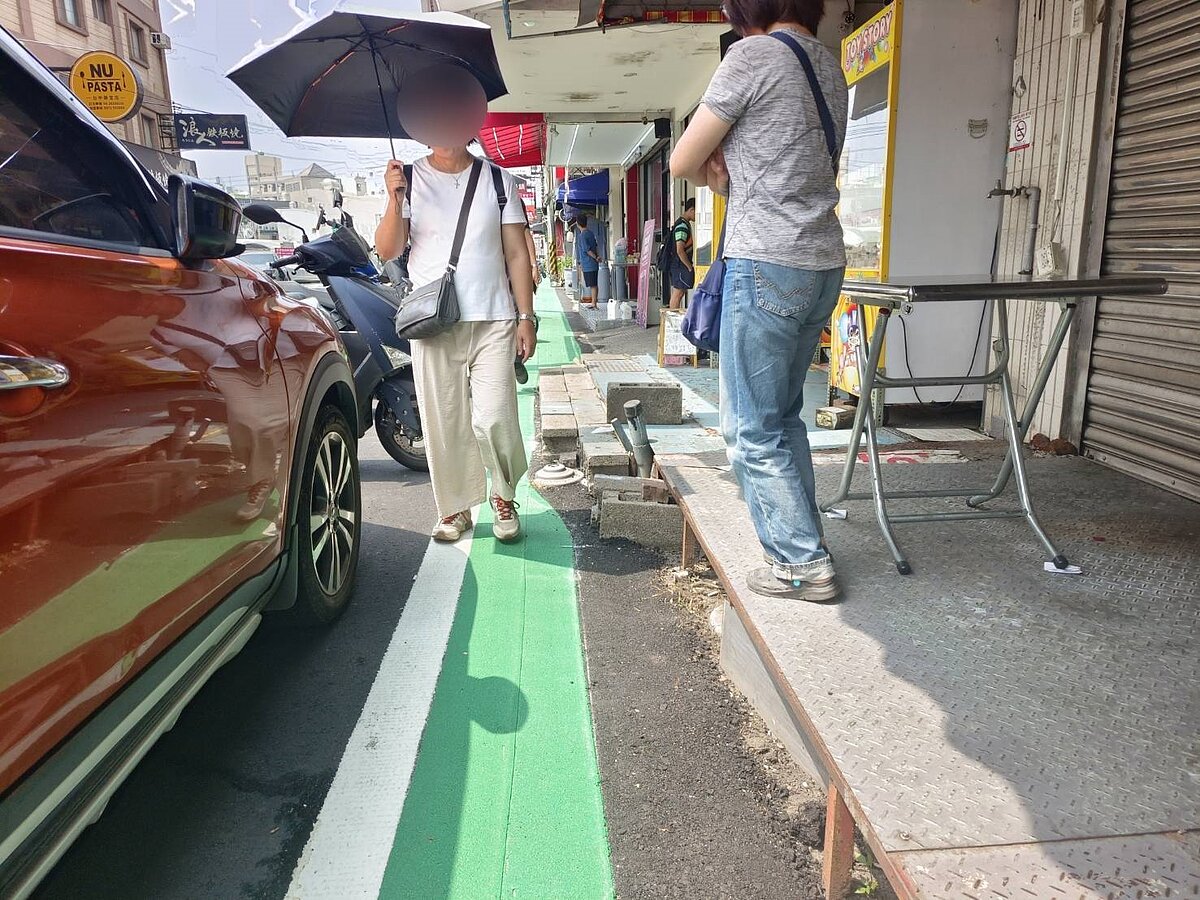 台中市建設局在沙鹿靜宜商圈北勢東路施作「路平計畫」後,劃設綠色標線型人行道。有民眾質疑,設計圖規畫 0.9至1.2公尺寬的人行空間,實際現場卻因路障未清、外推未做,多數路段僅剩 40至25公分。圖/民眾提供