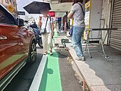 靜宜商圈新畫人行道部分剩25公分寛　中市府：已勸導改善