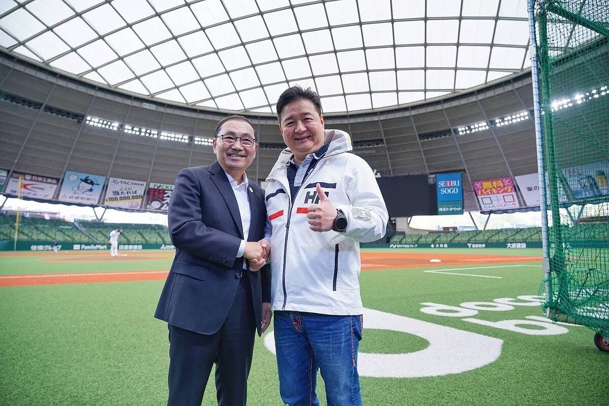 新北議員林金結(右)說,今年4月與市長侯友宜實地走訪東京巨蛋與西武巨蛋。那趟參訪,讓他深刻體會到,一座巨蛋不只是體育場館,而是一個城市能量的核心。圖/林金結提供