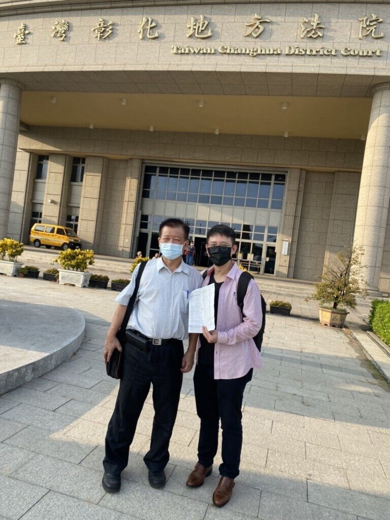 「法拍小哥」陳俊廷(圖右)協助民眾標購法拍物件300萬元,每年租金投報率 30%,屋主樂得提前退休。圖/陳俊廷