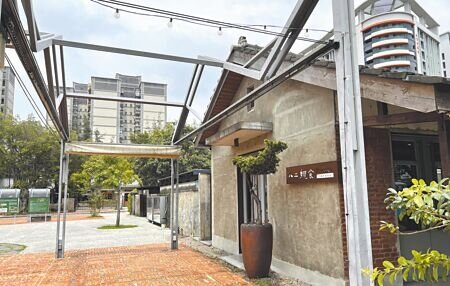 新竹市政府委託經營將軍村園區,但遭審計室點出,園區多棟歷史建物轉租餐館業、飲料店業經營,與原規畫目標不符。(王惠慧攝)