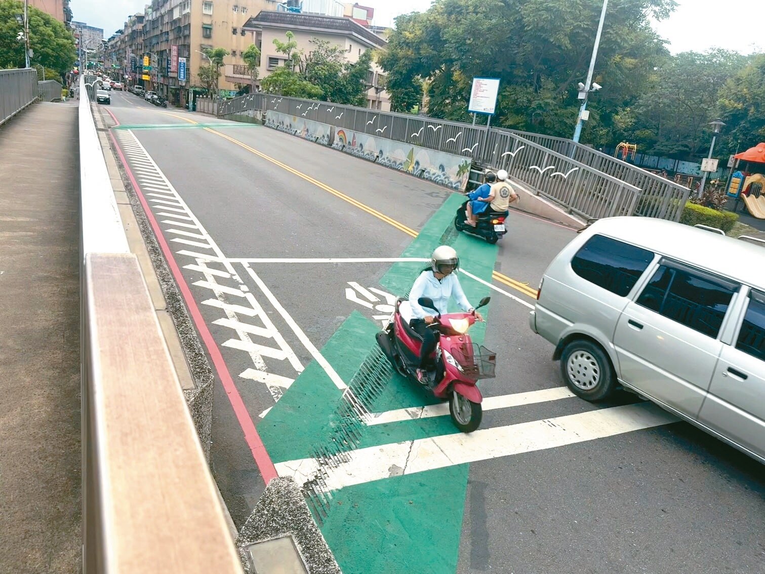 新北市新莊區後港一路、建國二路的橋面伸縮縫被反映很滑，近期加刷止滑漆。記者張策／攝影 