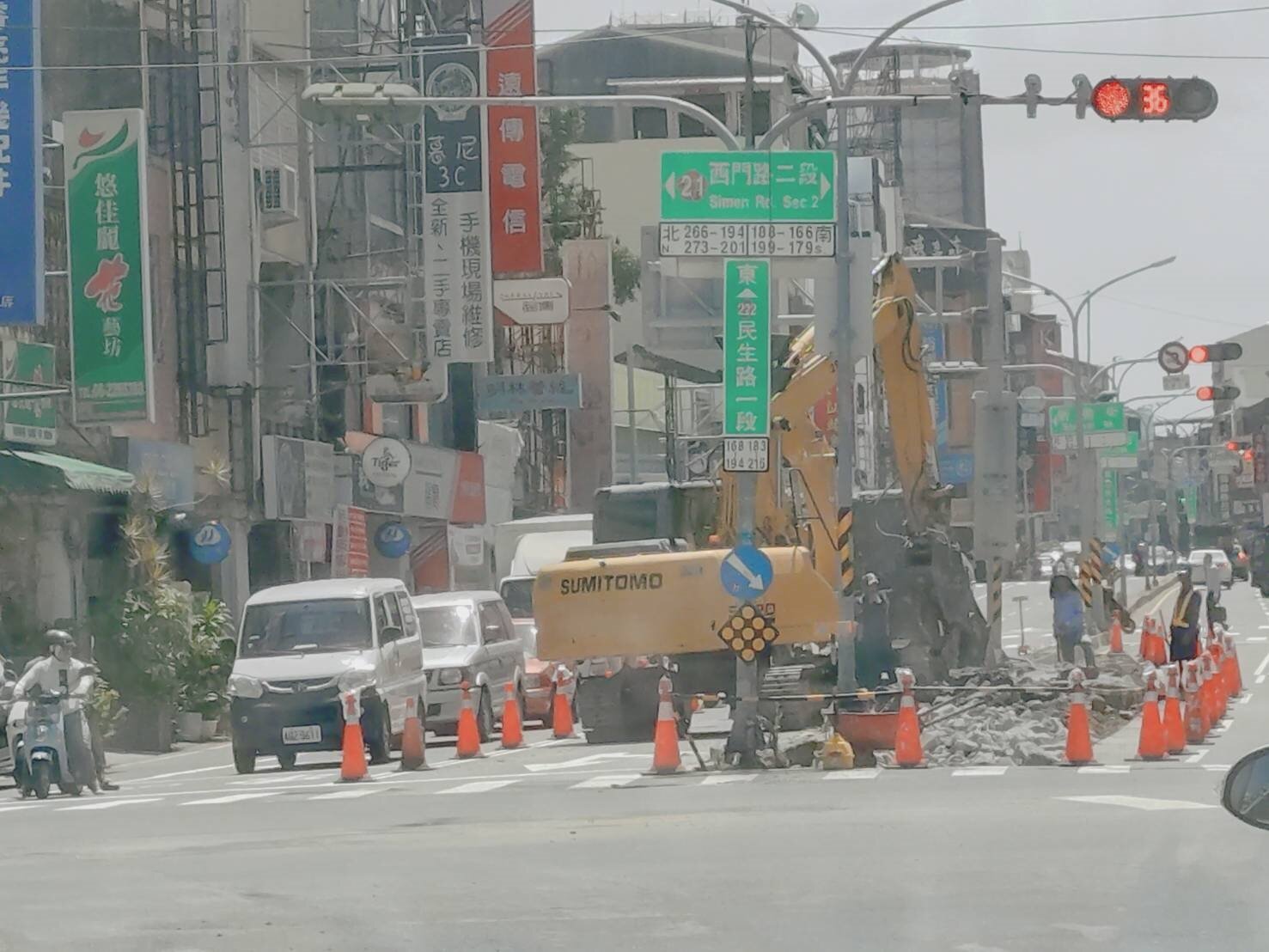 台南市府利用路平專案,在民生路多處路口設置偏心式左轉專用車道,已完成設置,待道路鋪平後就可啟用,圖為上月施工情形。記者鄭惠仁/攝影