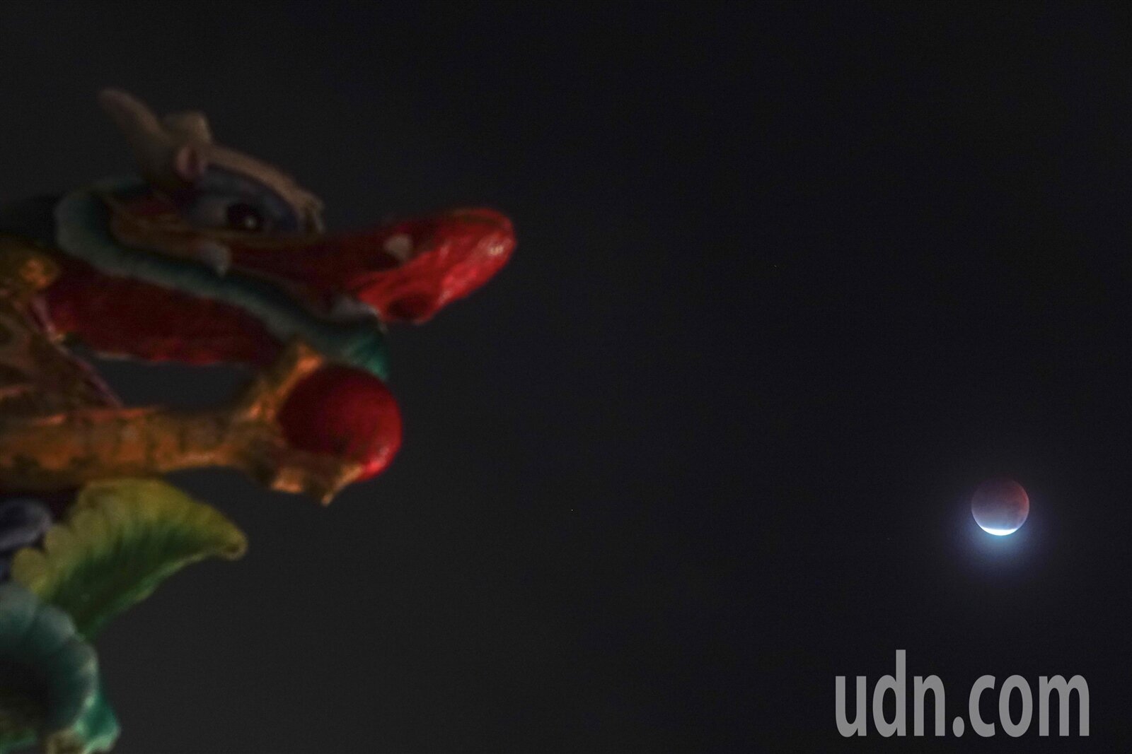 天文迷期待的月全食凌晨登場，整個過程歷時5小時30分。中央氣象署表示，此次月全食最精華的時段落在今日凌晨1時30分「食既」至2時53分「生光」，共1小時23分鐘，但因北部氣候不佳無法觀賞全程。記者葉信菉／攝影 