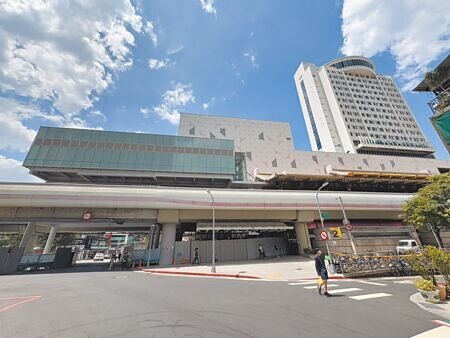 台北捷運士林站TOD大樓案自2021年開工後,於同年3月起封閉捷運2號出入口部分空間,行人必須繞路才能進出,導致民怨不斷。(邱芊攝)