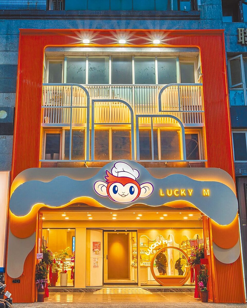「Lucky M」融合品牌IP信運猴與特色座椅,成為最吸睛的打卡新地標。圖/Lucky M提供