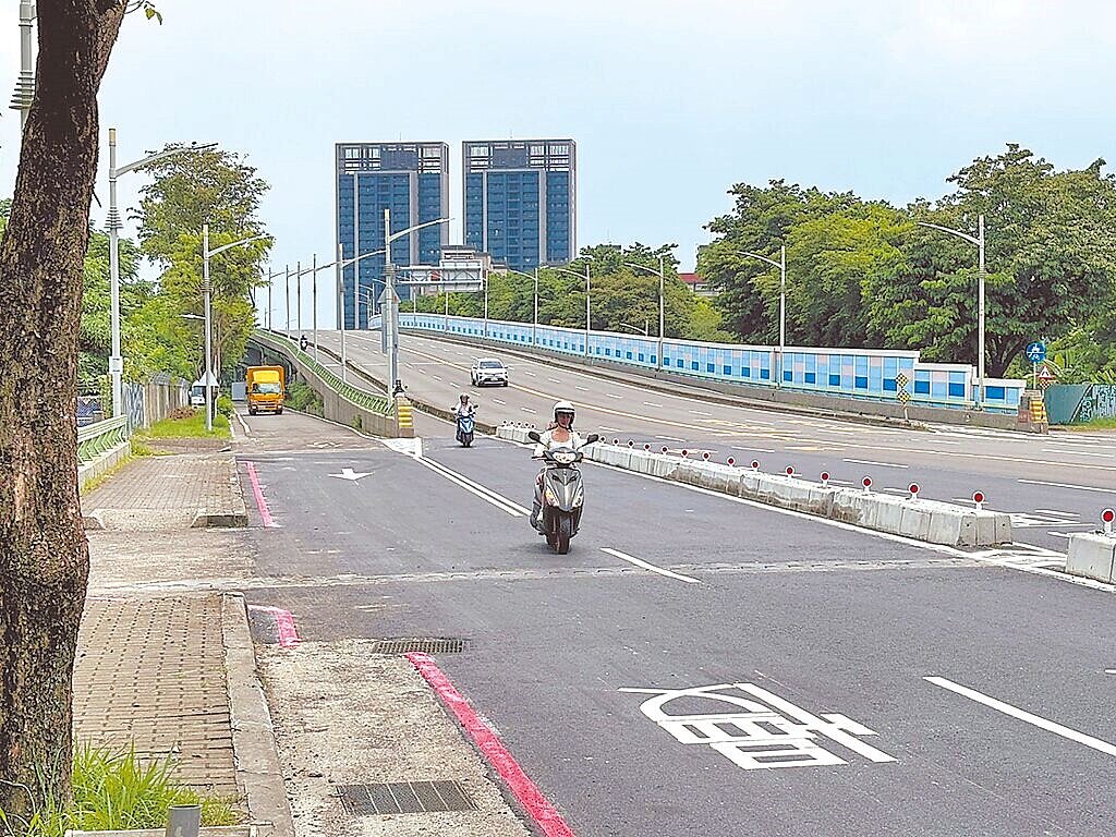 高雄楠梓區德民新橋今年初發生車禍1死,凸顯該處車流交織、壅塞等問題;經過高市府等相關單位研擬改善計畫,包括增設下橋右轉號誌燈、實體阻隔等,9月1日已經正式開放。圖/民眾提供