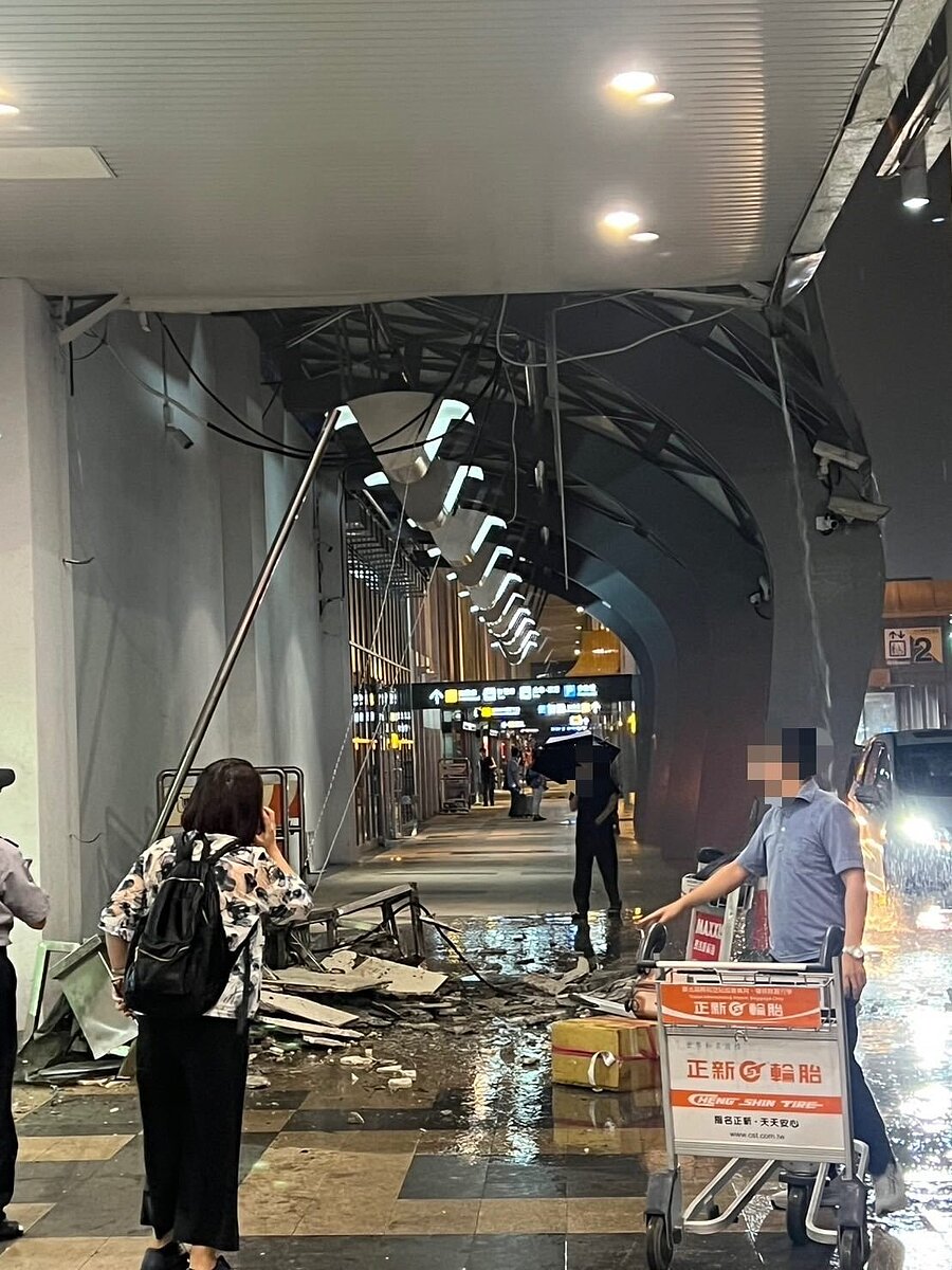 松山機場外廊區7日晚間驚傳天花板掉落。圖/民眾「ᑕᗩᖇᖇIE ღ 阿姚」授權提供