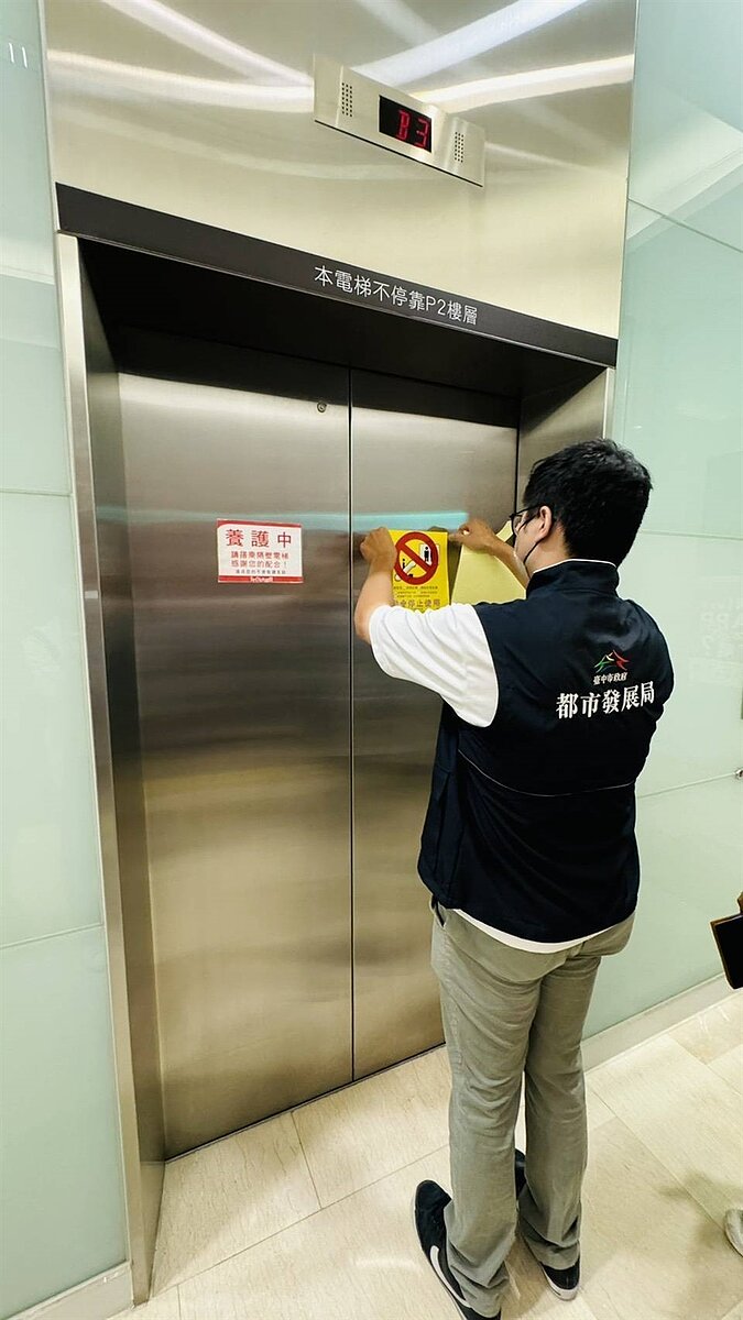 台中大遠百發生電梯故障，19人受困電梯內，台中市都發局當時勒令停止使用。圖／台中市府提供