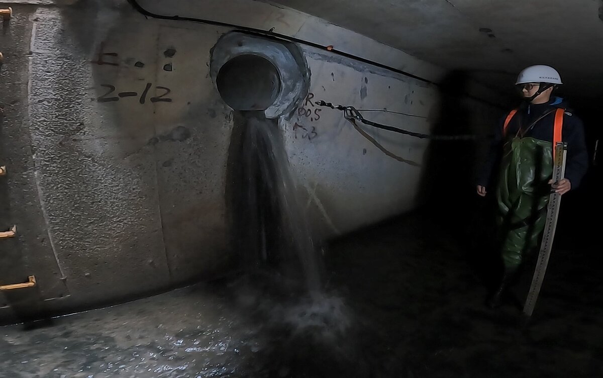 國土署雨水下水道考評檢視下水道狀況,水利局人員配合進入箱涵確認連接管功能正常。圖/新北市政府提供