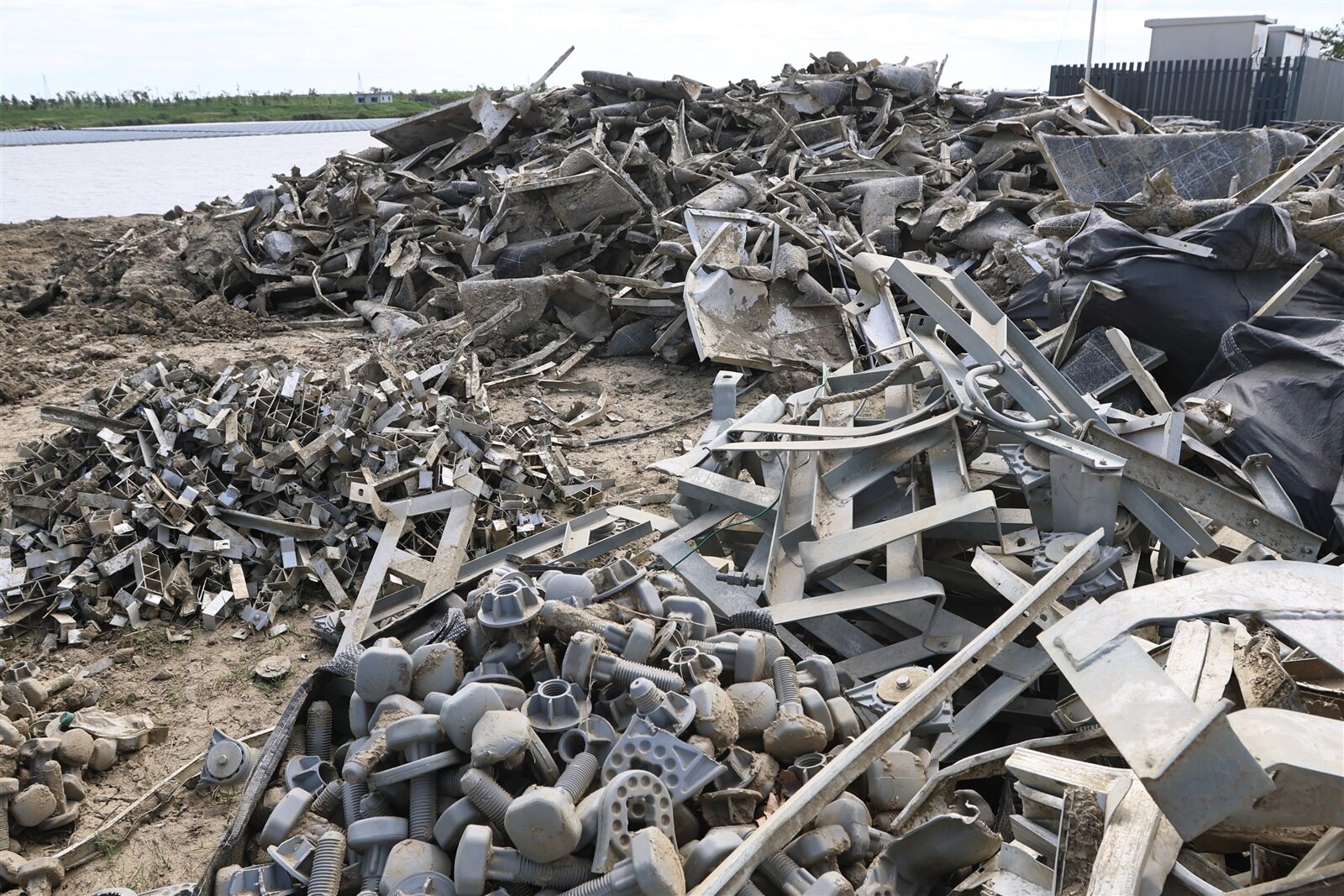 這次丹娜絲颱風造成光電場受損嚴重，目前剩約1.7萬片仍堆置在滯洪池岸邊。圖／聯合報系資料照片 