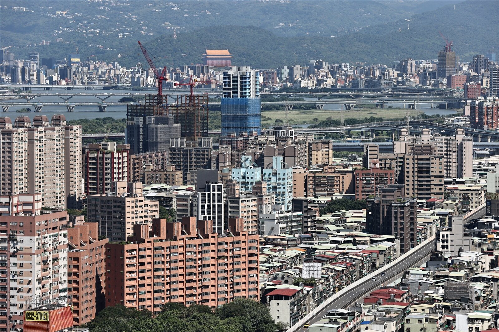 根據內政部公布的《預售屋買賣契約應記載及不得記載事項》,消費者購屋前審閱買賣契約,審閱期不得少於5日。示意圖,與新聞無關。本報資料照片