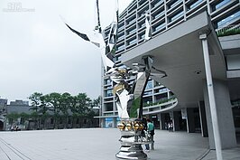 誠品生活松菸店成立於2013年，包含地下2樓及地上1-3層，整體外觀是由日本建築大師伊東豊雄設計，建築立面逐層退縮而保留出的綠帶陽台，可眺望松菸古蹟群、中庭、蓮花池等，與自然相互輝映。(好房記者張聖奕/攝影)