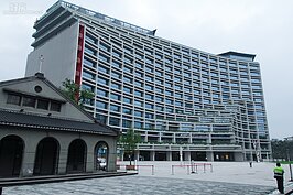 誠品所興建的文創大樓（右）與日據時代興建的煙草倉庫，雖然興建的年代不同，卻都出自於日人之手，頗有前後傳承的意味。(好房記者張聖奕/攝影)