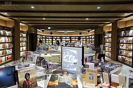 書是誠品起家的根基，在松菸店中自然少不了「書」這個元素。(好房記者張聖奕/攝影)