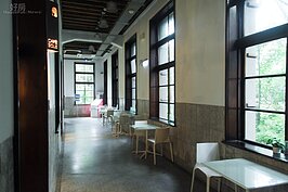 一杯咖啡、一本書、三五好友可在此消磨時間。(好房記者張聖奕/攝影)