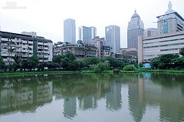 與松山菸廠同時開挖而成的水池，早年有著蓄水消防與防洪的功能，隨著松菸轉型成為文創園區，成為都市中少有的生態池。(好房記者張聖奕/攝影)