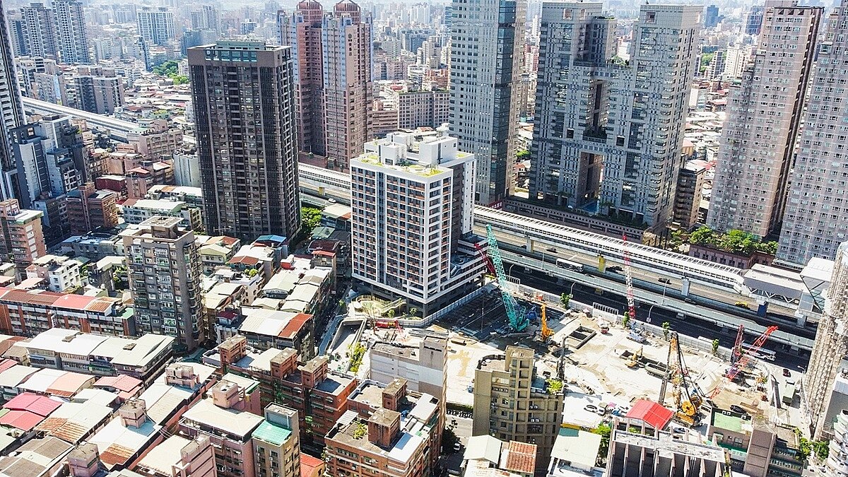 國家住都中心第三季首波「中央社宅」分別為臺北市松山區「延吉好室」、新北中和「保二安居」及林口「世大運選手村社宅」候補戶3~4房型,招租受理申請將於9月8日截止。圖/國家住都中心提供